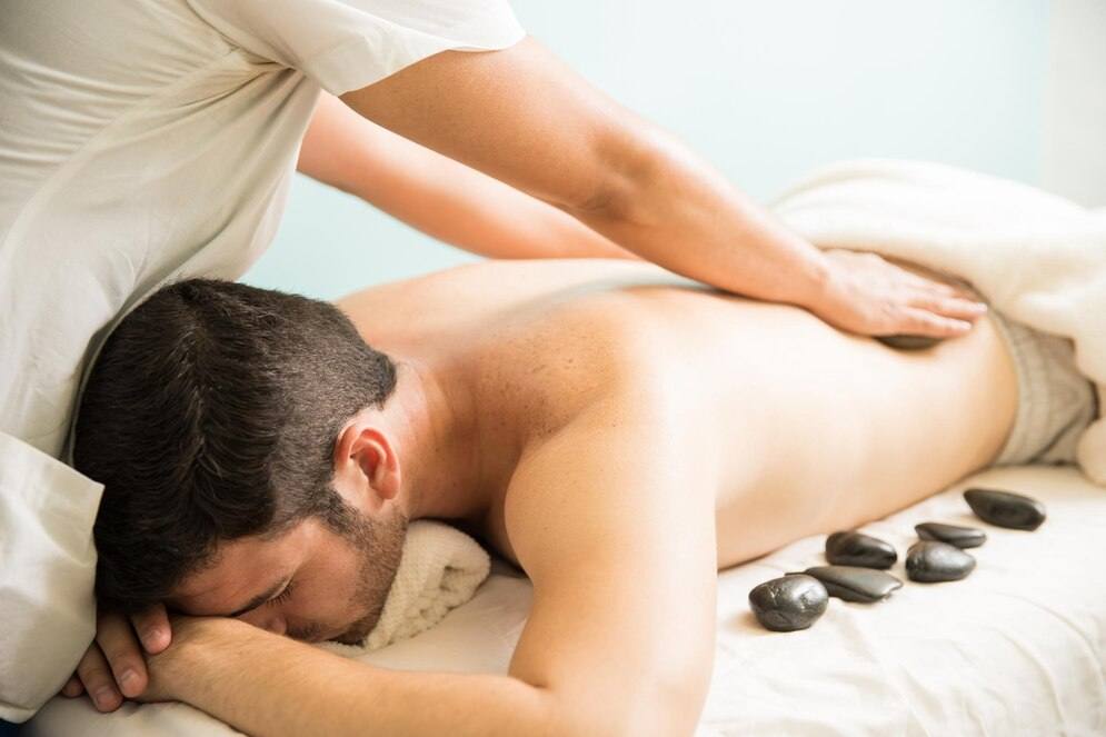 Cómo potenciar la excitación masculina mediante masajes en la espalda baja