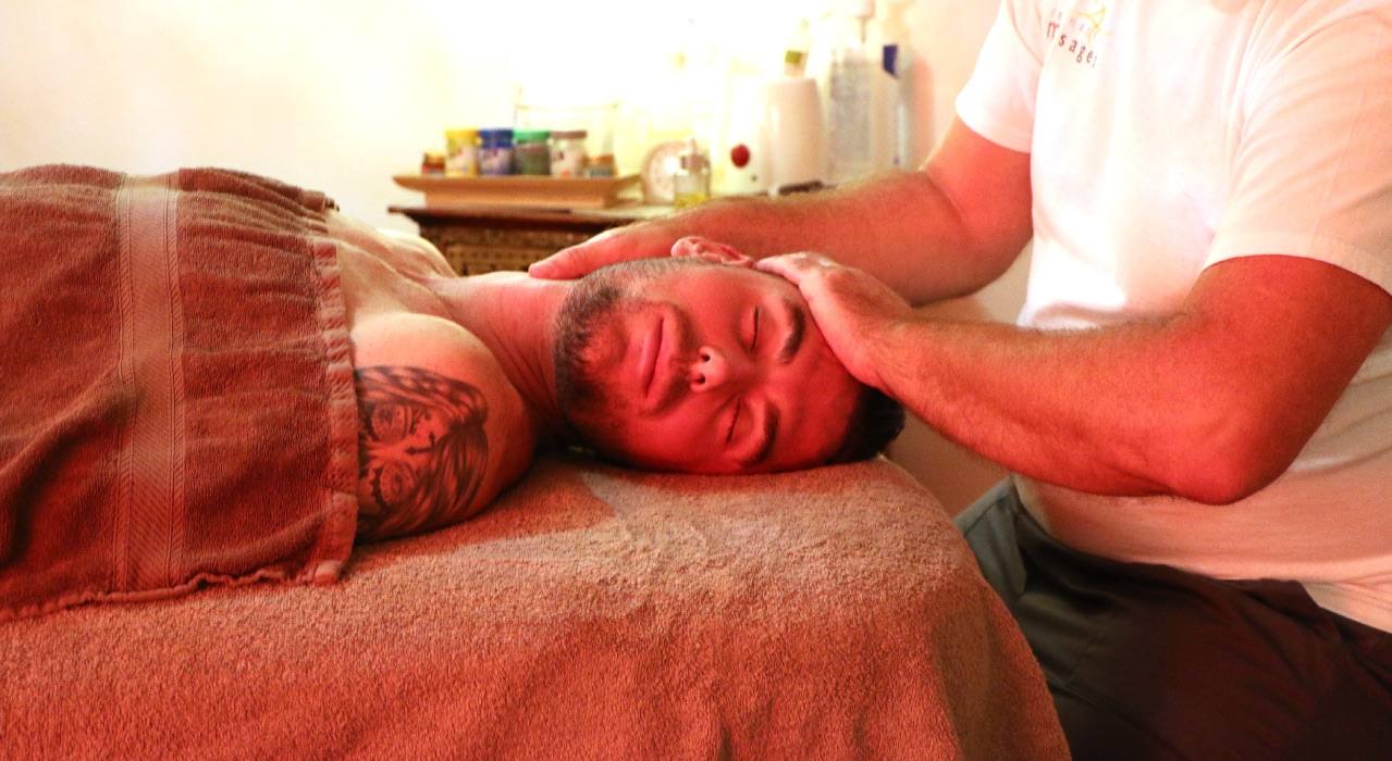 Fortaleciendo la autoestima a través del masaje erótico gay 